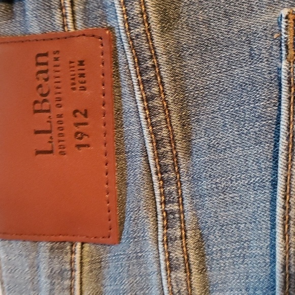 L.L. Bean Faded Blue BeanFlex Standard Fit Sz. 38x32 Jeans - Picture 8 of 12